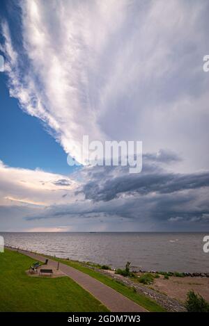 Großer Amboss eines Gewitters über dem IJsselmeer in Holland Stockfoto