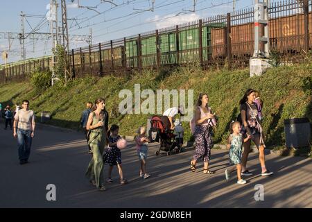 Moskau, Russland - 18. Juni 2021: Am Bahnhof Zarizyno fahren die Menschen in den Zug Stockfoto