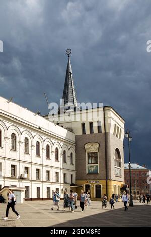 MOSKAU, RUSSLAND - JUNI, 05 2021:Jaroslawski Bahnhof Gebäude, Moskau Russland Komsomolskaja-Platz Stockfoto