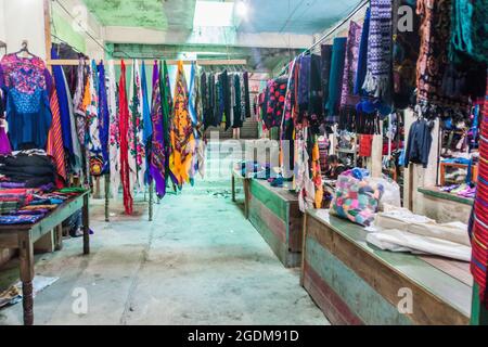 SAN MATEO IXTATAN, GUATEMALA, 19. MÄRZ 2016: Kleiderstände auf einem Markt im Dorf San Mateo Ixtatan. Stockfoto