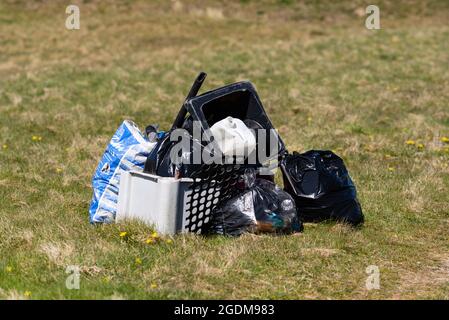 Von Freiwilligen aus dem Vorland gesammelter Müll wird in einem Stapel zur Sammlung zurückgelassen Stockfoto