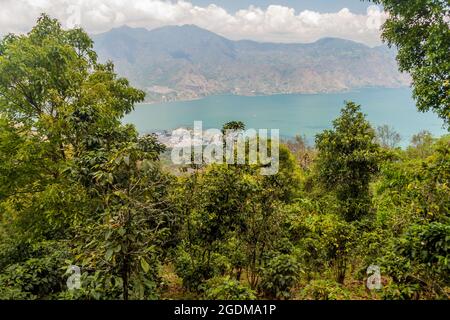 Atitlan See in Guatemala. Das nächste Dorf ist San Pedro, aufgenommen vom Vulkan San Pedro. Stockfoto