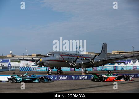 Berlin, Deutschland. August 2021. Berlin, Deutschland. August 2021. 08 Turvey Oliver (gbr), Nio 333 FE Team, Nio 333 FE 001, Action 11 Di Grassi Lucas (BRA), Audi Sport ABT Schaeffler, Audi e-Ton FE07, Action beim Berlin ePrix 2021, 8. Treffen der Formel-E-Weltmeisterschaft 2020-21, Vom 14. Bis 15. August auf dem Stadtkurs des Flughafens Tempelhof in Berlin - Foto Xavi Bonilla / DPPI Kredit: DPPI Media/Alamy Live News Kredit: DPPI Media/Alamy Live News Stockfoto