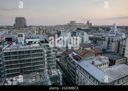 Bukarest, Rumänien - 13. August 2021: Überblick über die Altstadt von Bukarest während eines Sommeruntergangs. Neue und alte Gebäude zusammen. Stockfoto