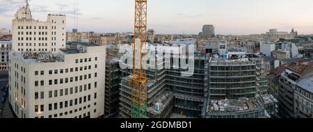Bukarest, Rumänien - 13. August 2021: Panorama mit der Altstadt von Bukarest während eines Sommeruntergangs. Neue und alte Gebäude zusammen. Stockfoto