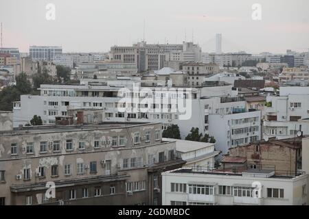 Bukarest, Rumänien - 13. August 2021: Überblick über die Altstadt von Bukarest während eines Sommeruntergangs. Neue und alte Gebäude zusammen. Stockfoto