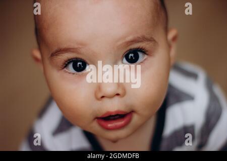 Cute Baby Boy mit großen dunklen Augen und langen Wimpern. Porträt eines süßen Säuglings Stockfoto