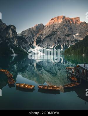 Boote auf den Pragser Wildsee (Pragser Wildsee) in den Dolomiten, Südtirol, Italien Stockfoto