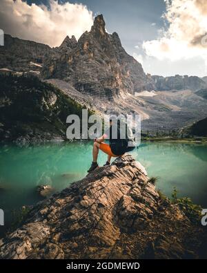 Wandermann mit Rucksack am Bergsee lago di sorapis in den dolomiten im Sommer Stockfoto