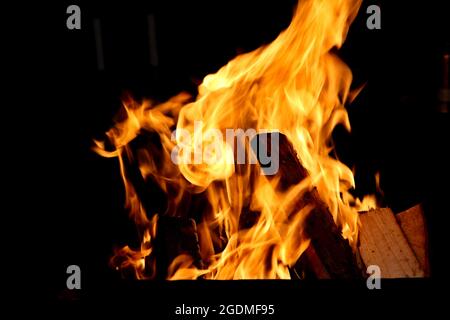 Flammendes Feuer auf einem Lagerfeuer in der dunklen Nacht Stockfoto
