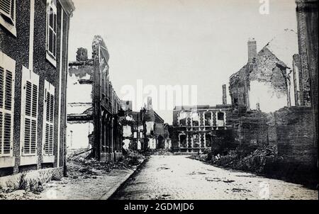 Eine historische Ansicht der zerstörten Straße nach Amiens in Albert, Somme, Frankreich, nach Artilleriebombardierungen, c. 1916, während des Ersten Weltkriegs. Stockfoto