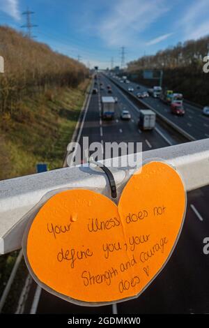 Selbstmordwache Herz auf Autobahnbrücke von einem guten Samariter platziert, Stockfoto