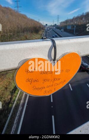 Selbstmordwache Herz auf Autobahnbrücke von einem guten Samariter platziert, Stockfoto