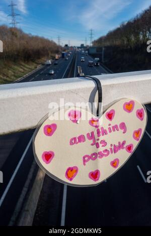 Selbstmordwache Herz auf Autobahnbrücke von einem guten Samariter platziert, Stockfoto