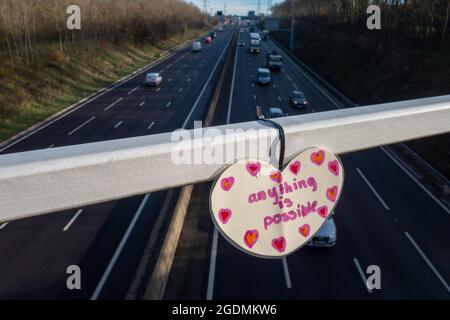 Selbstmordwache Herz auf Autobahnbrücke von einem guten Samariter platziert, Stockfoto