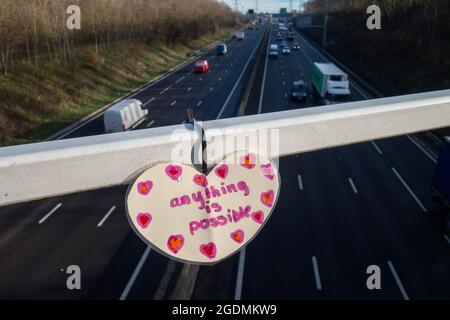 Selbstmordwache Herz auf Autobahnbrücke von einem guten Samariter platziert, Stockfoto