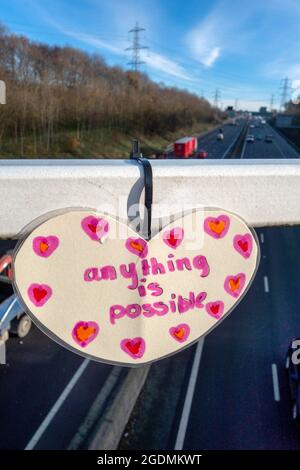 Selbstmordwache Herz auf Autobahnbrücke von einem guten Samariter platziert, Stockfoto