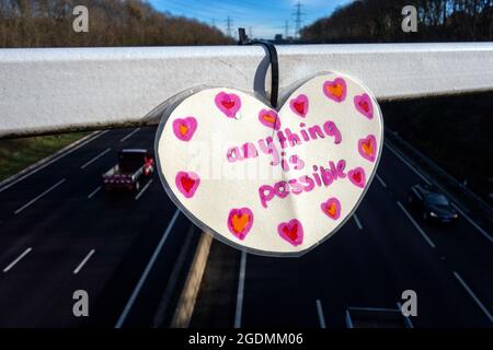 Selbstmordwache Herz auf Autobahnbrücke von einem guten Samariter platziert, Stockfoto