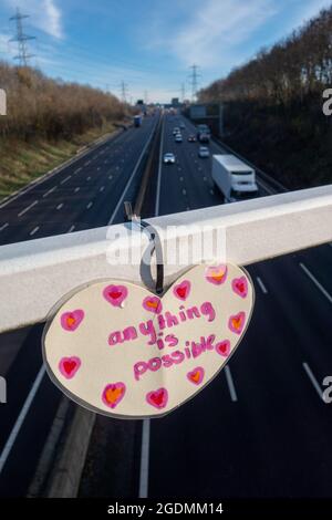 Selbstmordwache Herz auf Autobahnbrücke von einem guten Samariter platziert, Stockfoto