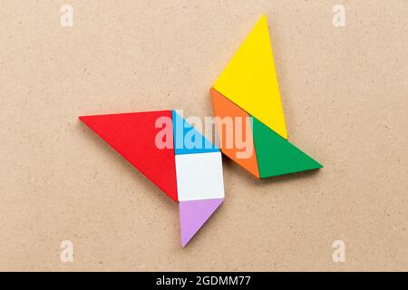 Farbe tangram Puzzle in butterfly Form auf Holz Hintergrund Stockfoto