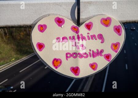 Selbstmordwache Herz auf Autobahnbrücke von einem guten Samariter platziert, Stockfoto