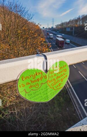 Selbstmordwache Herz auf Autobahnbrücke von einem guten Samariter platziert, Stockfoto