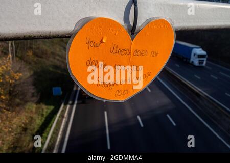 Selbstmordwache Herz auf Autobahnbrücke von einem guten Samariter platziert, Stockfoto