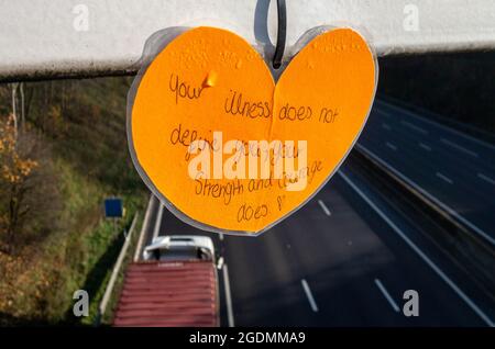 Selbstmordwache Herz auf Autobahnbrücke von einem guten Samariter platziert, Stockfoto