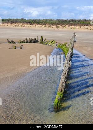 Schiffswrack am Strand von Cefn Sands im Pembrey Country Park in Carmarthenshire South Wales UK, einem beliebten walisischen Touristenreiseort und einer beliebten Küste Stockfoto