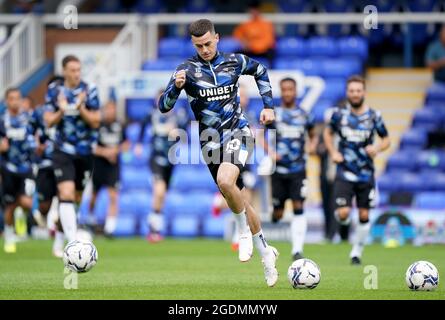 Tom Lawrence von Derby County (Mitte) wärmt sich vor dem Sky Bet Championship-Spiel im Weston Homes Stadium, Peterborough, auf. Bilddatum: Samstag, 14. August 2021. Stockfoto