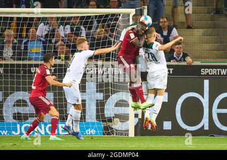 Mönchengladbach, Deutschland. August 2021. Dayot Upamecano , FCB 2 Wettbewerb um den Ball, Tackling, Duell, Header, zweikampf, Aktion, Kampf gegen Marcus THURAM, MG 10 Matthias GINTER, MG 28 Nico ELVEDI, MG 30 Robert LEWANDOWSKI, FCB 9 im Spiel BORUSSIA MÖNCHENGLADBACH - BAYERN MÜNCHEN 1-1 1.Deutsche Fußballliga am 13. August 2021 in Mönchengladbach, Deutschland Saison 2020/2021, Spieltag 1, 1.Bundesliga, FCB, München, 1.Spieltag, Gladbach, Mönchengladbach. © Peter Schatz / Alamy Live News - die DFL-VORSCHRIFTEN VERBIETEN DIE VERWENDUNG VON FOTOGRAFIEN als BILDSEQUENZEN und/oder QUASI-VIDEO - Quelle: Stockfoto