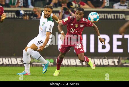 Mönchengladbach, Deutschland. August 2021. Bouna SARR, FCB 20 Wettkampf um den Ball, Tackling, Duell, Header, zweikampf, Aktion, Kampf gegen Keanan Bennetts, MG 37 im Spiel BORUSSIA MÖNCHENGLADBACH - BAYERN MÜNCHEN 1-1 1.Deutsche Fußballliga am 13. August 2021 in Mönchengladbach, Deutschland Saison 2020/2021, Spieltag 1, 1.Bundesliga, FCB, München, 1.Spieltag, Gladbach, Mönchengladbach. © Peter Schatz / Alamy Live News - die DFL-VORSCHRIFTEN VERBIETEN DIE VERWENDUNG VON FOTOGRAFIEN als BILDSEQUENZEN und/oder QUASI-VIDEO - Quelle: Peter Schatz/Alamy Live News Stockfoto