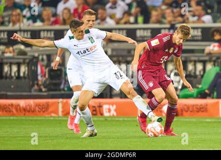 Mönchengladbach, Deutschland. August 2021. Josip STANICIC, FCB 44 Wettkampf um den Ball, Tackling, Duell, Header, zweikampf, Aktion, Kampf gegen Keanan Bennetts, MG 37 im Spiel BORUSSIA MÖNCHENGLADBACH - BAYERN MÜNCHEN 1-1 1.Deutsche Fußballliga am 13. August 2021 in Mönchengladbach, Deutschland Saison 2020/2021, Spieltag 1, 1.Bundesliga, FCB, München, 1.Spieltag, Gladbach, Mönchengladbach. © Peter Schatz / Alamy Live News - die DFL-VORSCHRIFTEN VERBIETEN DIE VERWENDUNG VON FOTOGRAFIEN als BILDSEQUENZEN und/oder QUASI-VIDEO - Quelle: Peter Schatz/Alamy Live News Stockfoto