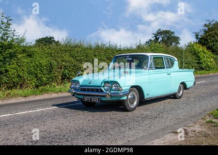 1962 60s blauer britischer Ford Classic 1499ccm Benzin 2dr auf dem Weg zur Capesthorne Hall Classic Car Show im Juli, Ceshire, Großbritannien Stockfoto