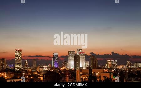 Israel, Tel Aviv Stadtbild in der Dämmerung Stockfoto