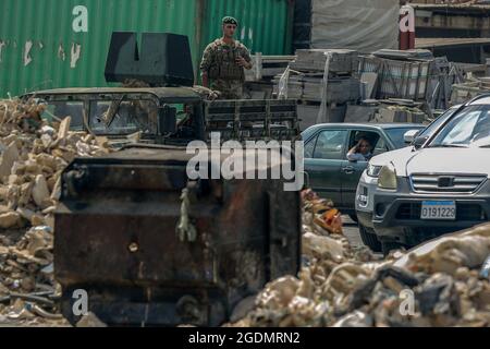 Beirut, Libanon. August 2021. Ein libanesischer Soldat inspiziert Barrikaden, die eine Autobahn blockieren, die Beirut mit dem Südlibanon verbindet, die während der Proteste gegen schwere Kraftstoffknappheit und Stromausfälle errichtet wurden, die das Land derzeit inmitten einer der schlimmsten Wirtschaftskrise der Welt in letzter Zeit lähmen. Quelle: Marwan Naamani/dpa/Alamy Live News Stockfoto