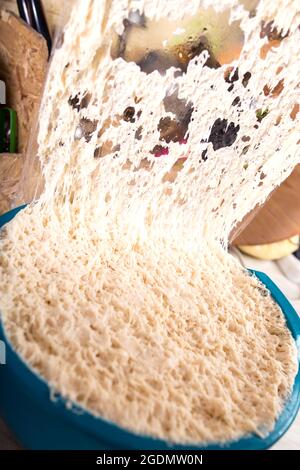 Hefeteig in einer Schüssel, Nahaufnahme, Vorbereitung für das Brotbacken zu Hause. Stockfoto