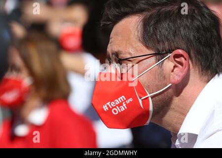 Bochum, Deutschland. August 2021. Thomas Kutschaty, Bundestagsabgeordnetenführer der SPD in Nordrhein-Westfalen, sitzt mit einem Mundnasenschutz mit der Aufschrift '#Team Olaf SPD' beim Wahlkampfauftakt auf dem Dr. Rur Platz in Bochum. SPD-Kanzlerkandidat Scholz startet in die heiße Phase des Wahlkampfes im Ruhrgebiet. Rund sechs Wochen vor der Bundestagswahl spricht er zu Beginn seiner Tournee in der Bochumer Innenstadt. Kredit: David Young/dpa/Alamy Live Nachrichten Stockfoto