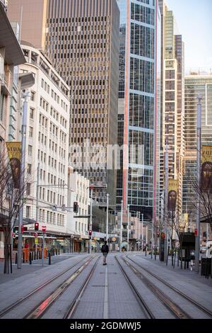 Sydney, Australien . August 2021. (210814) -- SYDNEY, 14. August 2021 (Xinhua) -- Menschen gehen am 14. August 2021 in Sydney, Australien. Der australische Bundesstaat New South Wales (NSW), der am stärksten vom aktuellen COVID-19-Ausbruch betroffen war, meldete am Samstag 466 neue lokale Fälle, einen neuen Höhepunkt und einen Anstieg von fast 20 Prozent gegenüber den 390 Fällen am Freitag. Angesichts der sich verschlechternden Situation kündigten die Behörden einige strengere Beschränkungen an. Ab Montag wurde der Bewegungsradius für die Bewohner im Großraum Sydney und Umgebung von 10 km auf 5 km reduziert. Ab August 21 werden die Menschen eine Permi benötigen Stockfoto