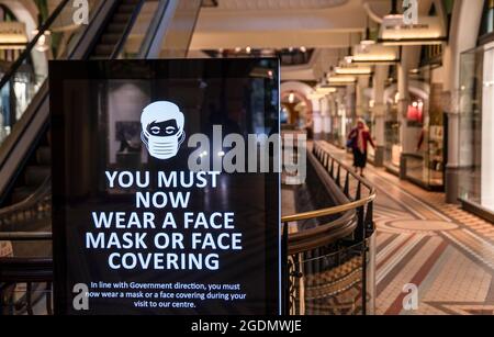 Sydney, Australien . August 2021. (210814) -- SYDNEY, 14. August 2021 (Xinhua) -- AM 14. August 2021 WIRD IN einem Einkaufszentrum in Sydney, Australien, EINE Gesichtsmaske angezeigt. Der australische Bundesstaat New South Wales (NSW), der am stärksten vom aktuellen COVID-19-Ausbruch betroffen war, meldete am Samstag 466 neue lokale Fälle, einen neuen Höhepunkt und einen Anstieg von fast 20 Prozent gegenüber den 390 Fällen am Freitag. Angesichts der sich verschlechternden Situation kündigten die Behörden einige strengere Beschränkungen an. Ab Montag wurde der Bewegungsradius der Bewohner im Großraum Sydney und Umgebung von 10 km auf 5 km reduziert Stockfoto