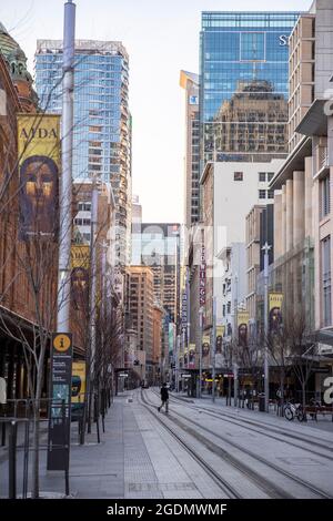 Sydney, Australien . August 2021. (210814) -- SYDNEY, 14. August 2021 (Xinhua) -- Menschen gehen am 14. August 2021 in Sydney, Australien. Der australische Bundesstaat New South Wales (NSW), der am stärksten vom aktuellen COVID-19-Ausbruch betroffen war, meldete am Samstag 466 neue lokale Fälle, einen neuen Höhepunkt und einen Anstieg von fast 20 Prozent gegenüber den 390 Fällen am Freitag. Angesichts der sich verschlechternden Situation kündigten die Behörden einige strengere Beschränkungen an. Ab Montag wurde der Bewegungsradius für die Bewohner im Großraum Sydney und Umgebung von 10 km auf 5 km reduziert. Ab August 21 werden die Menschen eine Permi benötigen Stockfoto