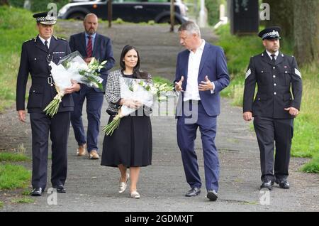 (Von links nach rechts) der leitende Beamte der Polizei von Devon und Cornwall, Shaun Sawyer, der Innenminister Priti Patel und Plymouth Sutton sowie der Abgeordnete von Devonport, Luke Pollard, brachten Blumen zum Laienlegen bei den Tributen in Plymouth, Devon, wo fünf Menschen am Donnerstagabend von dem Schützen Jake Davison bei einem Schusswaffenereignis getötet wurden. Bilddatum: Samstag, 14. August 2021. Stockfoto