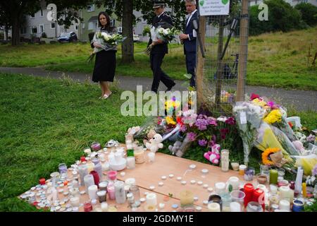 (Von links nach rechts) Innenminister Priti Patel, Chief Constable der Polizei von Devon und Cornwall, Shaun Sawyer und Plymouth Sutton sowie der Abgeordnete von Devonport, Luke Pollard, brachten Blumen zum Laienlegen bei den Tributen in Plymouth, Devon, wo am Donnerstagabend fünf Menschen von dem Schützen Jake Davison bei einem Schusswaffenereignis getötet wurden. Bilddatum: Samstag, 14. August 2021. Stockfoto