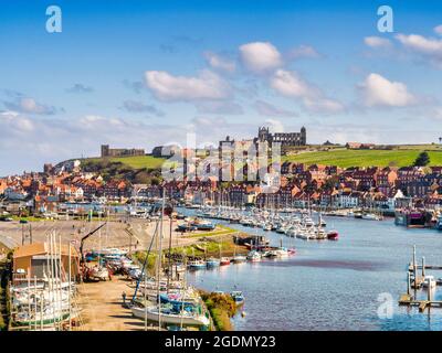 5. Mai 2021: Whitby, North Yorkshire - die Küstenstadt Whiby in North Yorkshire mit ihrer Abtei auf der Landzunge, dem Fluss Esk und Häusern... Stockfoto