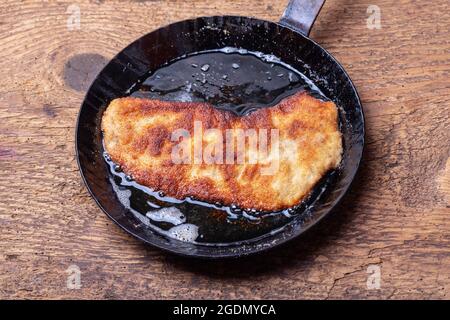 Wiener Schnitzel in einer Pfanne Stockfoto