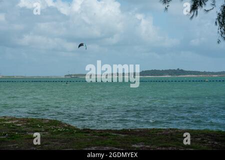 Singapur - 1. Januar 2020: Paragliding im Changi Beach Park Stockfoto