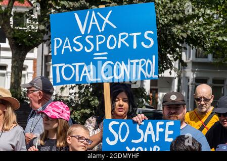 Warrior Square, Southend on Sea, Essex, Großbritannien. August 2021. Weltweit finden eine Reihe von Veranstaltungen zur „Rallye für Freiheit“ statt, die gegen COVID-Impfpass und die Pläne zur Impfung von Kindern protestieren. Eine davon ist eine Demonstration auf dem Warrior Square in Southend on Sea, bei der Demonstranten Plakate halten und Botschaften singen. VAX-Pässe entsprechen der totalen Kontrollplakette Stockfoto