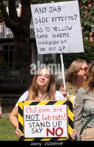 Warrior Square, Southend on Sea, Essex, Großbritannien. August 2021. Weltweit finden eine Reihe von Veranstaltungen zur „Rallye für Freiheit“ statt, die gegen COVID-Impfpass und die Pläne zur Impfung von Kindern protestieren. Eine davon ist eine Demonstration auf dem Warrior Square in Southend on Sea, bei der Demonstranten Plakate halten und Botschaften singen. Gelbe Karte Schema, und Kinder sind keine Laborratten Plakate Stockfoto