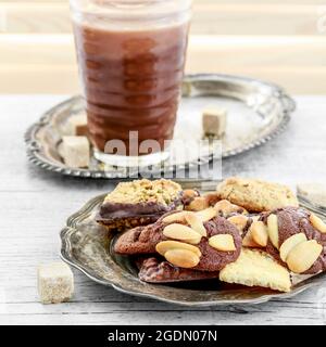 irischer Weihnachtskaffee und süße Kekse auf dem Tisch. Festliches Dessert Stockfoto