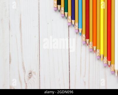 Bunte Bleistifte auf dem Holztisch Stockfoto